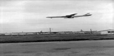 1966 Avion en approche finale à Orly